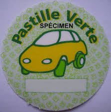 Segolène Royal, ministre de l’Ecologie, a presenté les nouvelles pastilles, qui devront aider l’identification du niveau de pollution des véhicules en un seul coup d’oeil
